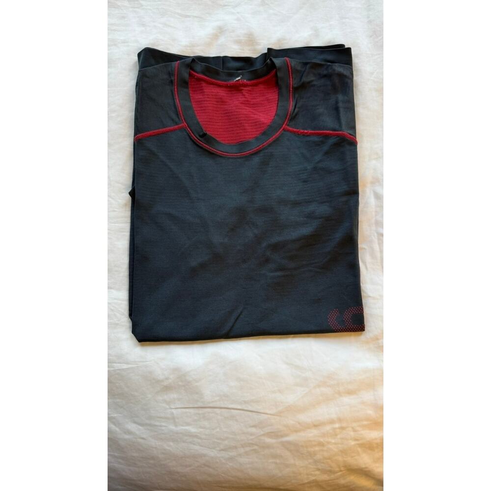 Lululemon Metal Vent Tech Dark Gray Red Short Sleeve Shirt Men’s Size M 9818-20Y